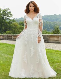 Exquisite bride from Murrysville modeling a very nice laced gown